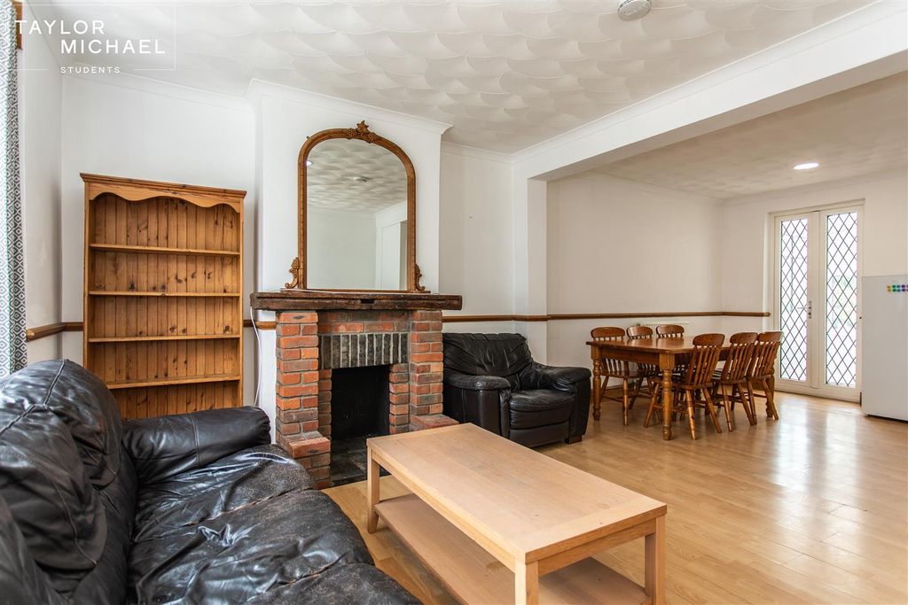 Property photo 3 of 26 Livingroom