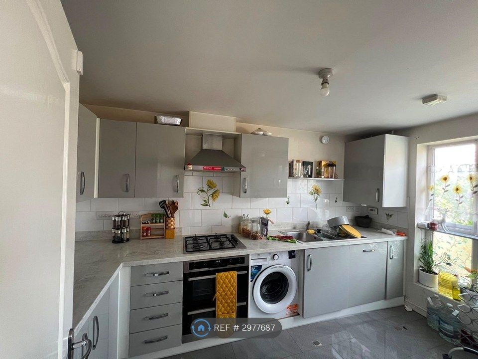 Property photo 3 of 12 Kitchen