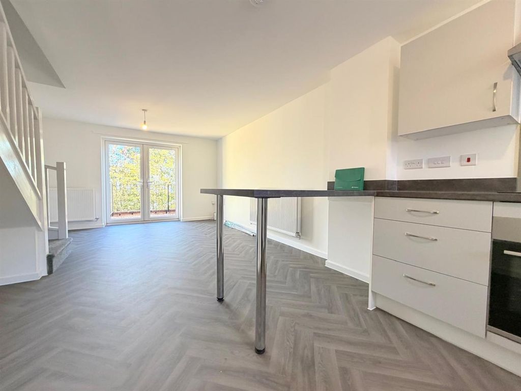 Property photo 3 of 9 Kitchen