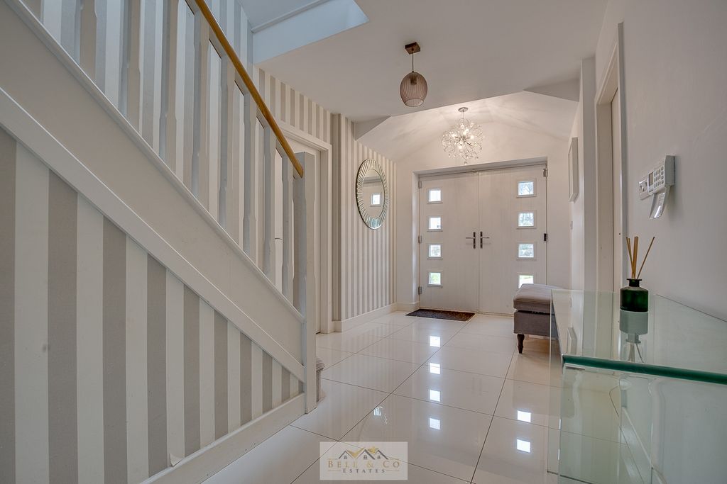 Property photo 3 of 35 Entrance Hall
