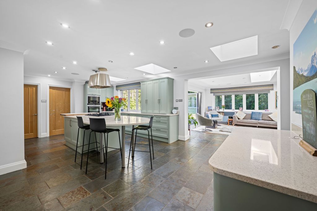 Property photo 2 of 27