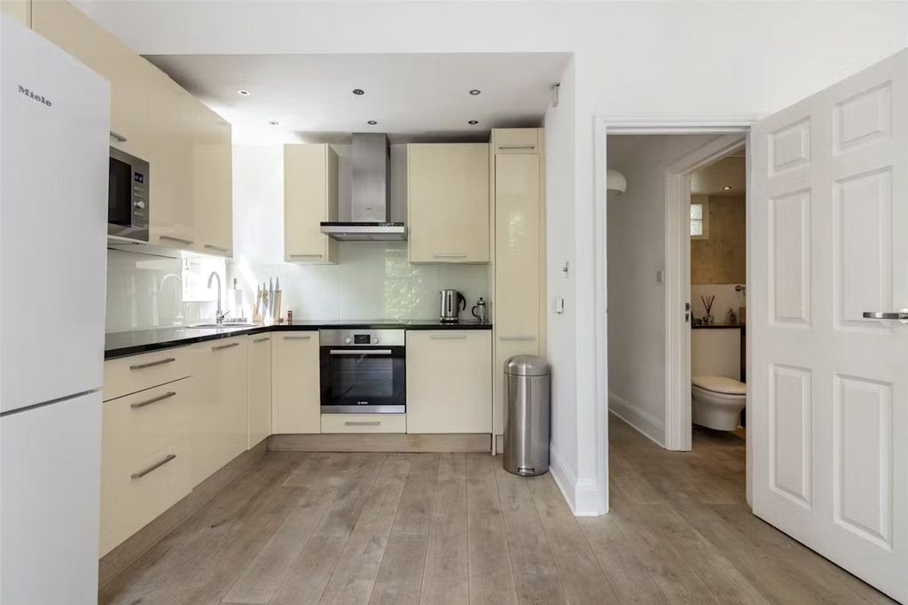 Property photo 3 of 8 Picture No. 11