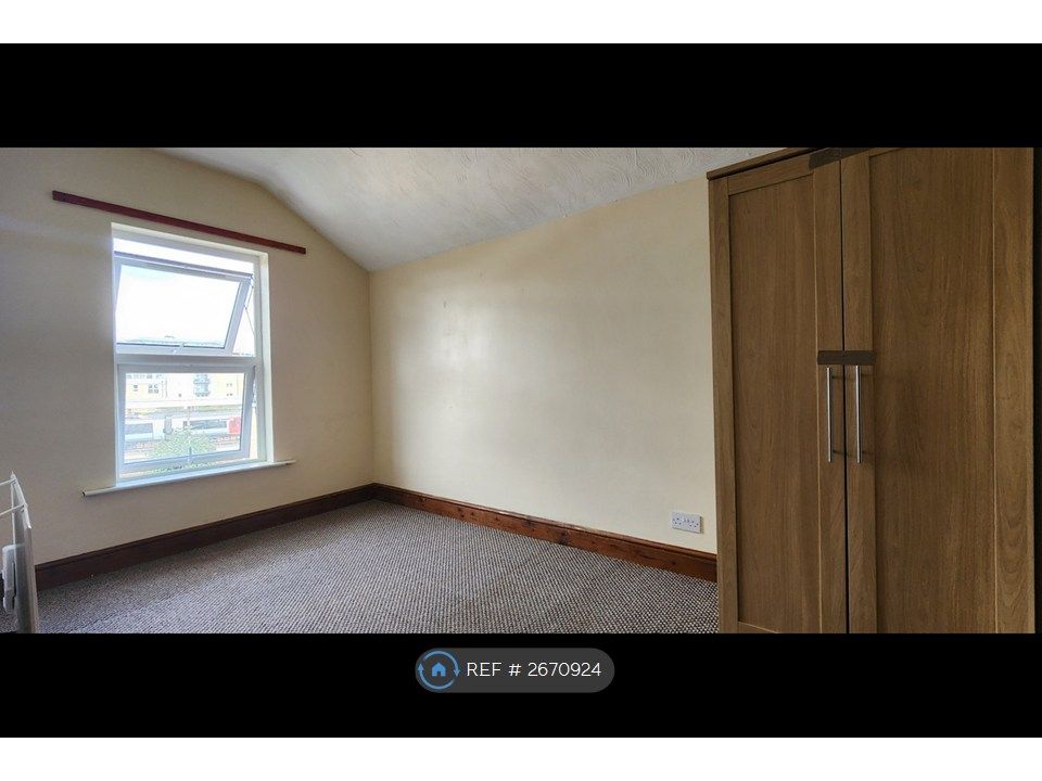 Property photo 3 of 9 Bed 1