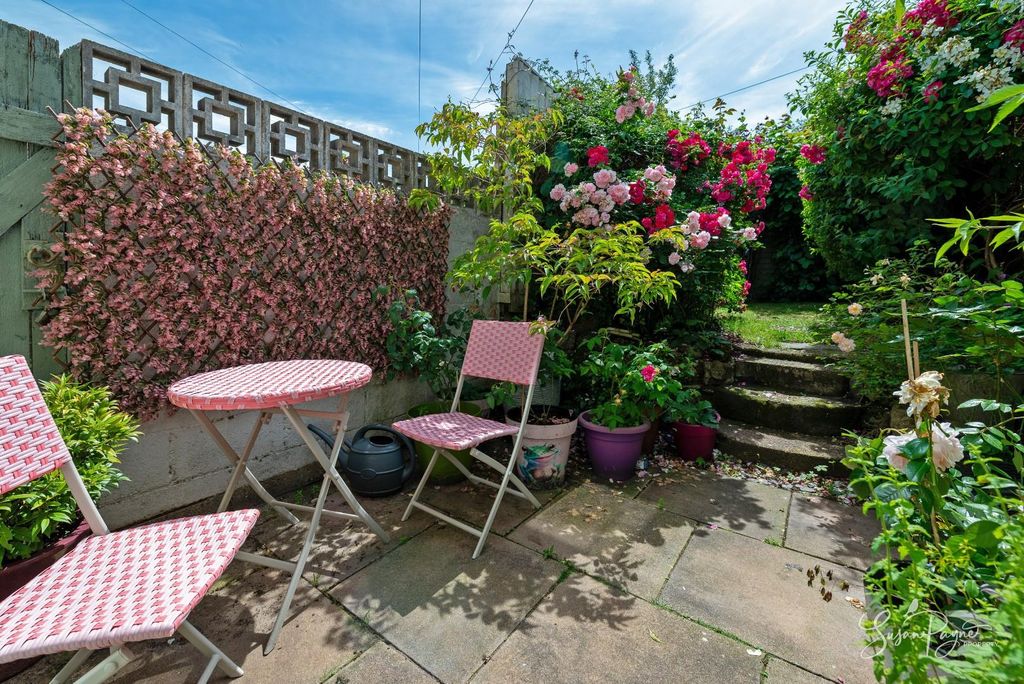 Property photo 2 of 18 Terrace