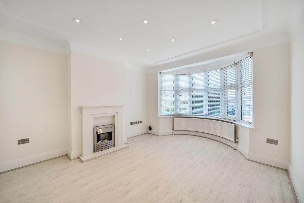 Property photo 2 of 20 1372476-4-68F8F29...