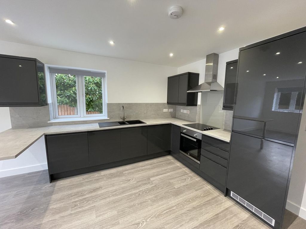 Property photo 3 of 10 Kitchen