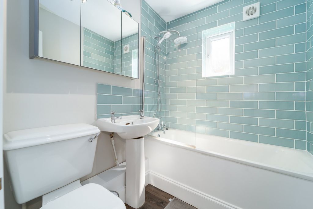 Property photo 2 of 10 Bathroom