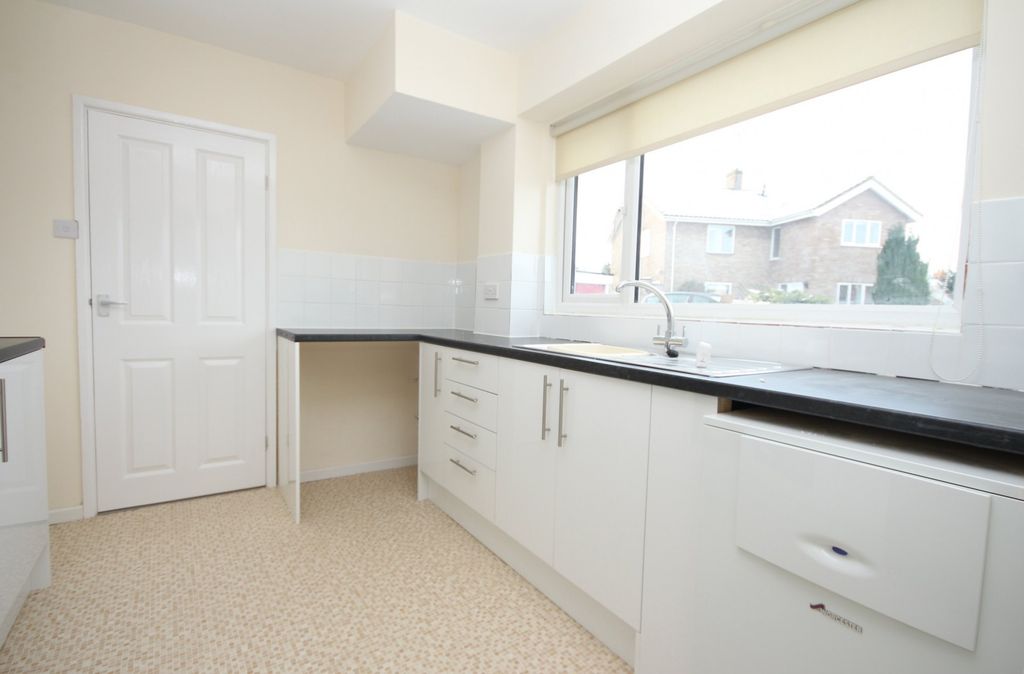 Property photo 3 of 10 Kitchen