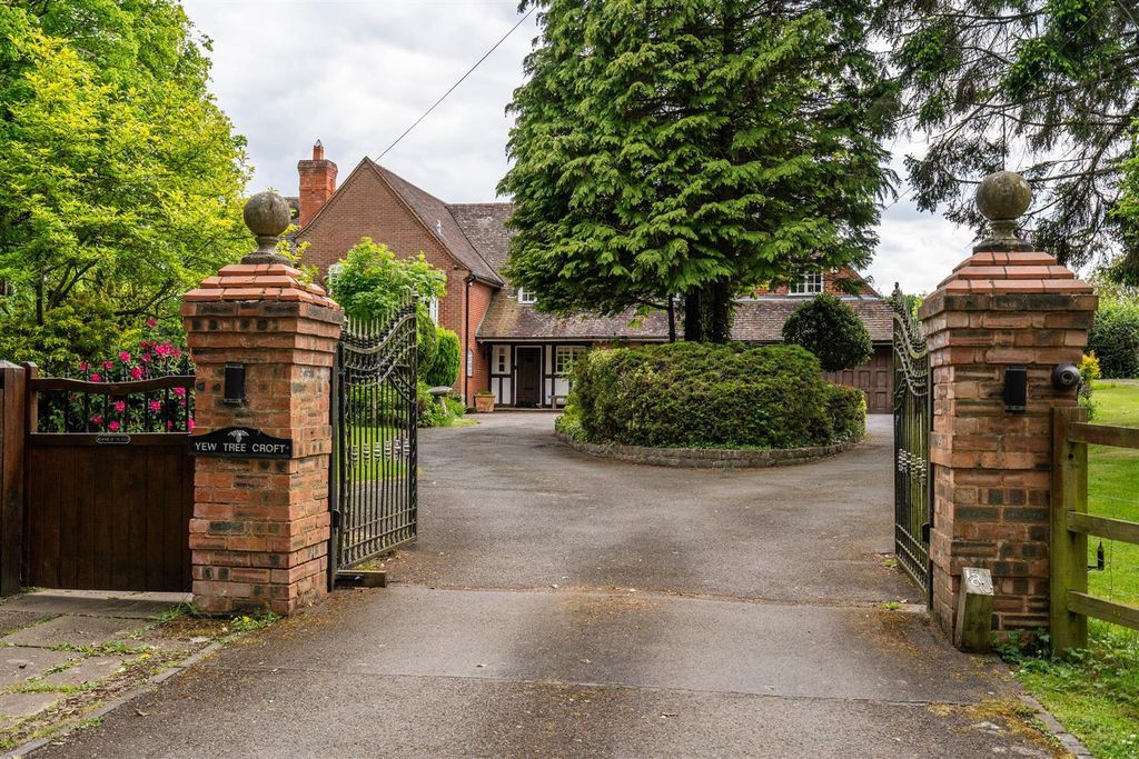 Property photo 1 of 32 Yew Tree Croft_59.Jpg