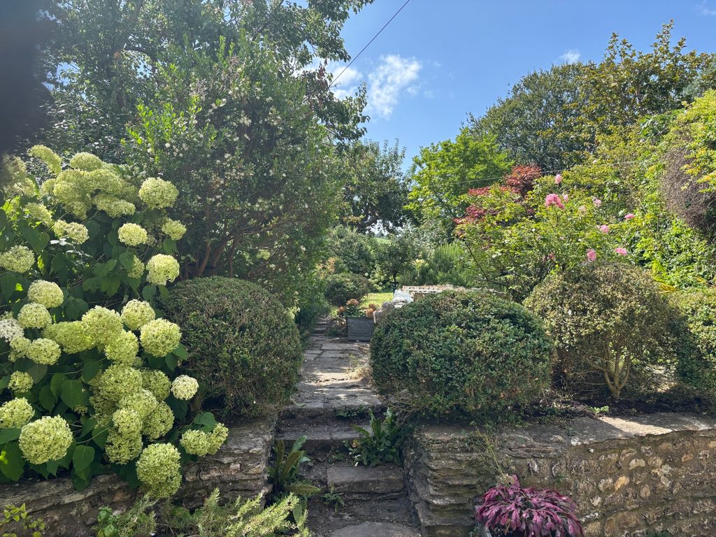 Property photo 3 of 12 Gardens