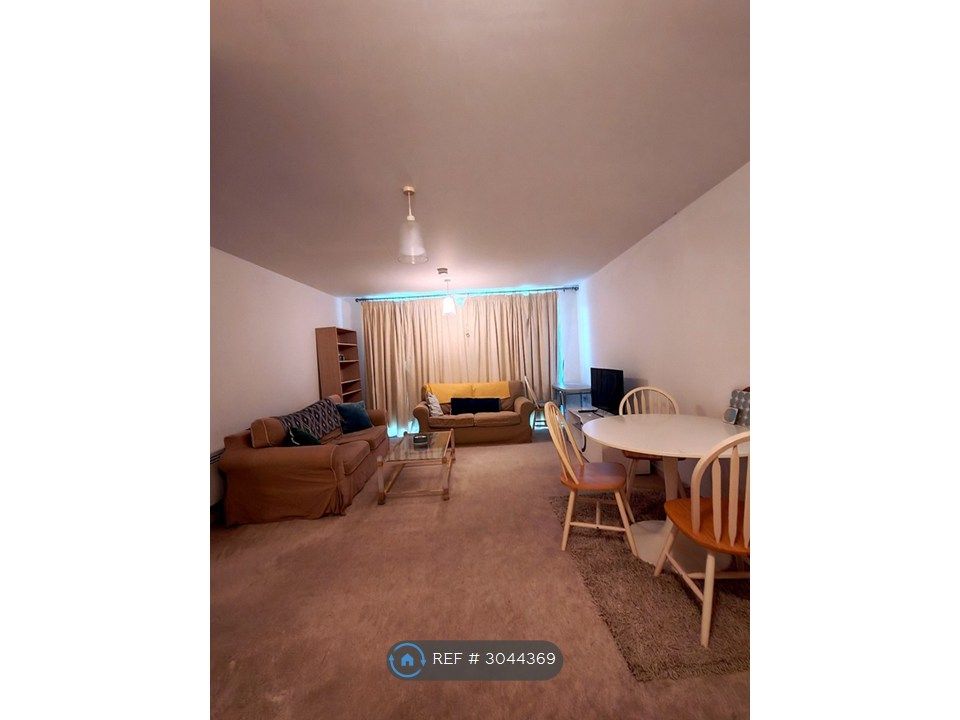 Property photo 2 of 10 02_Cover_Living_Area