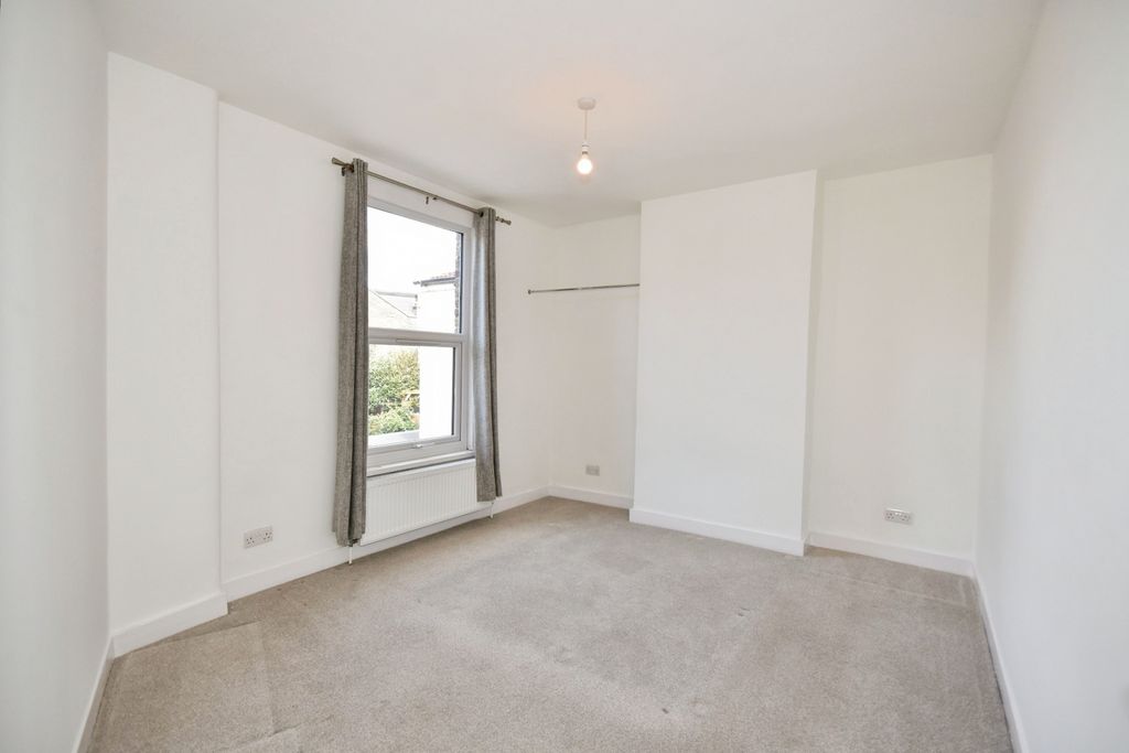 Property photo 3 of 4 Pbox-Bedroom-336446.Jpg