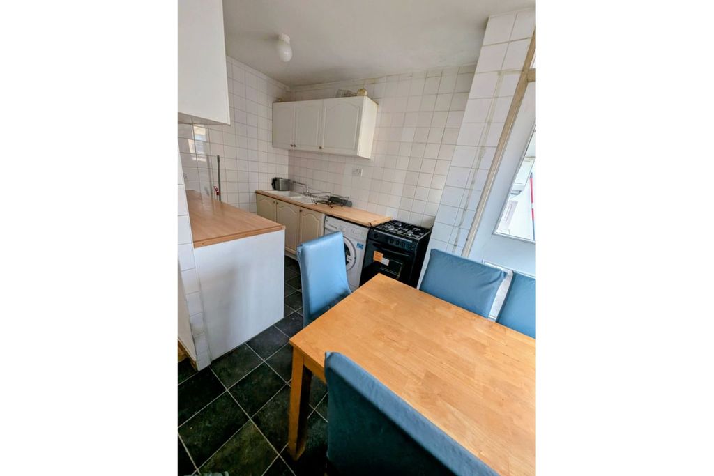 Property photo 3 of 11 Kitchen