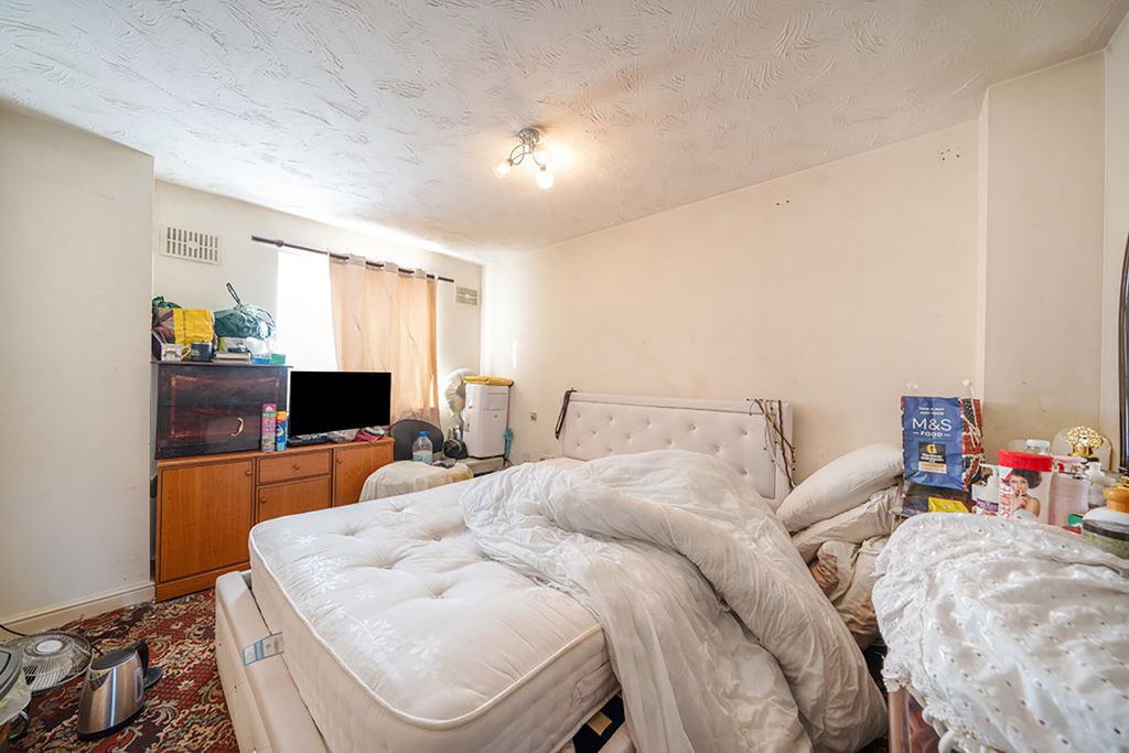Property photo 3 of 18 Bedroom