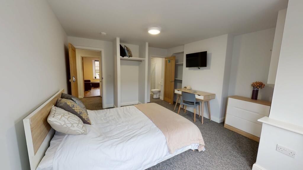 Property photo 2 of 8 Bright And Inviting Double Bedroom Featuring A Com...