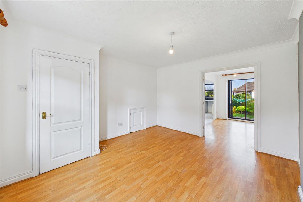 Property photo 2 of 18 Lounge