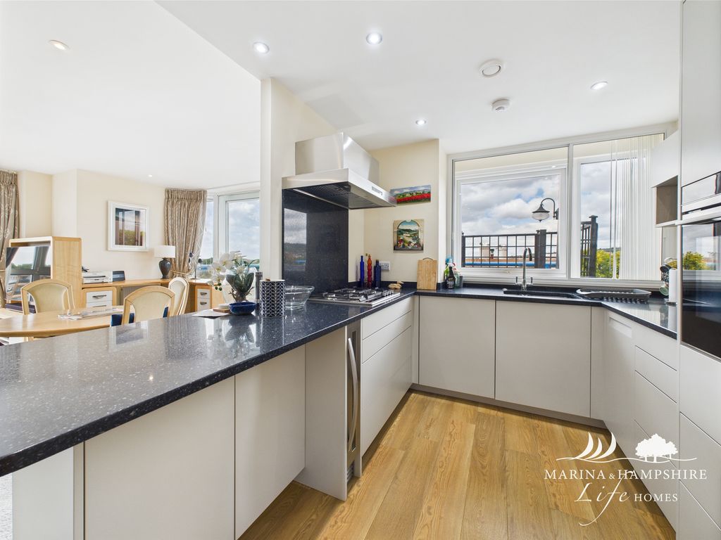 Property photo 3 of 29 Cam03691G0-Pr0056-Still006