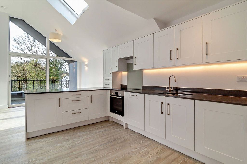 Property photo 3 of 10 Kitchen