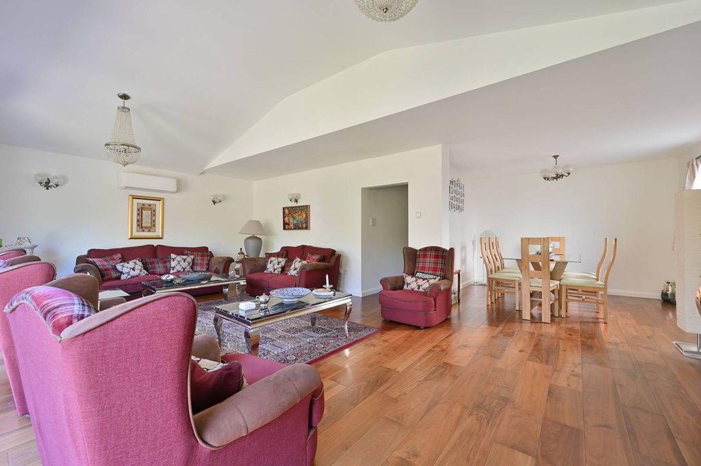 Property photo 3 of 34