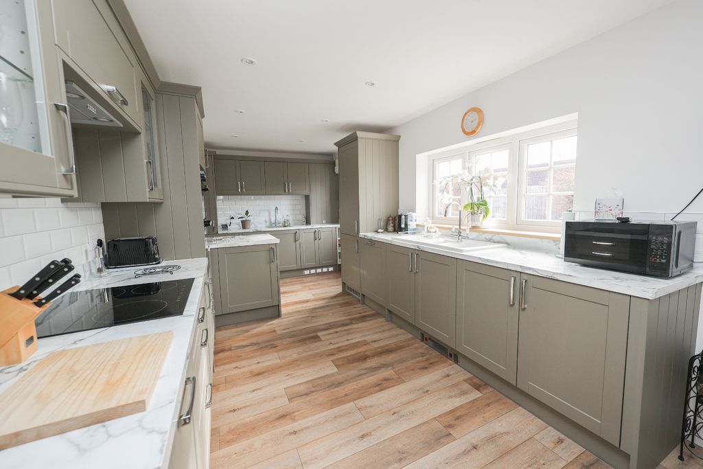 Property photo 2 of 25 4181561