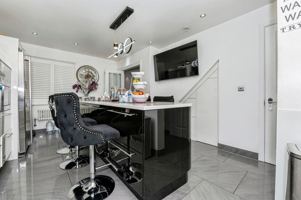 Property photo 3 of 32 Pbox-Img.Jpg