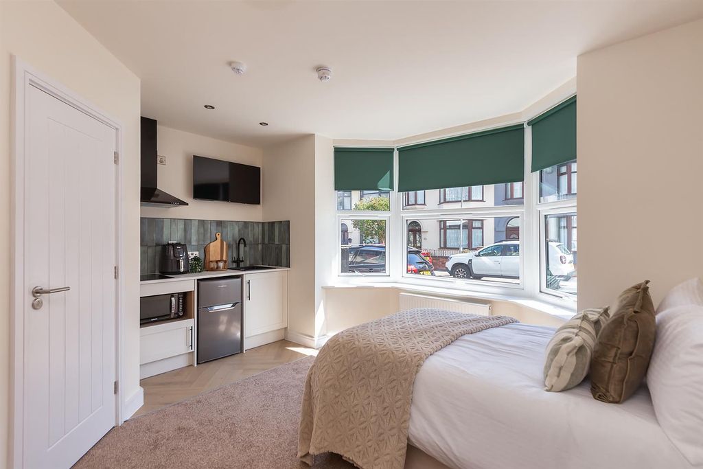 Property photo 1 of 15 Bed 1 10.Jpg