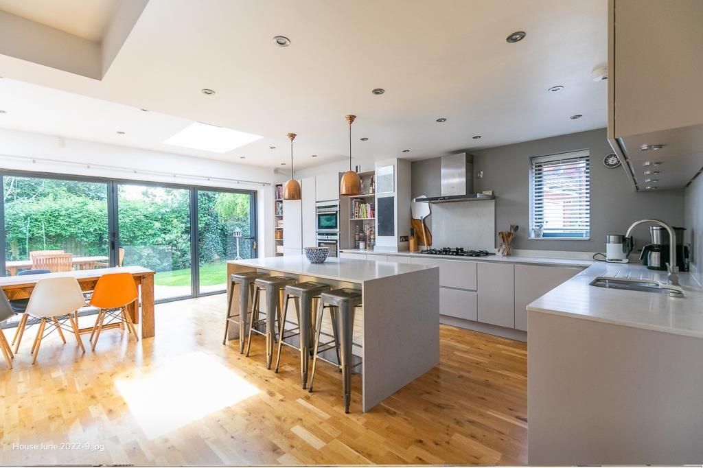 Property photo 3 of 11 Kitchen
