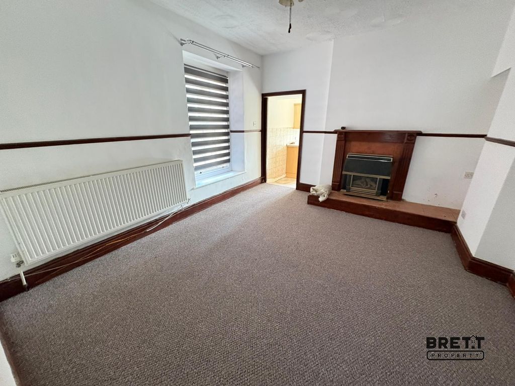 Property photo 3 of 8 Dining Room
