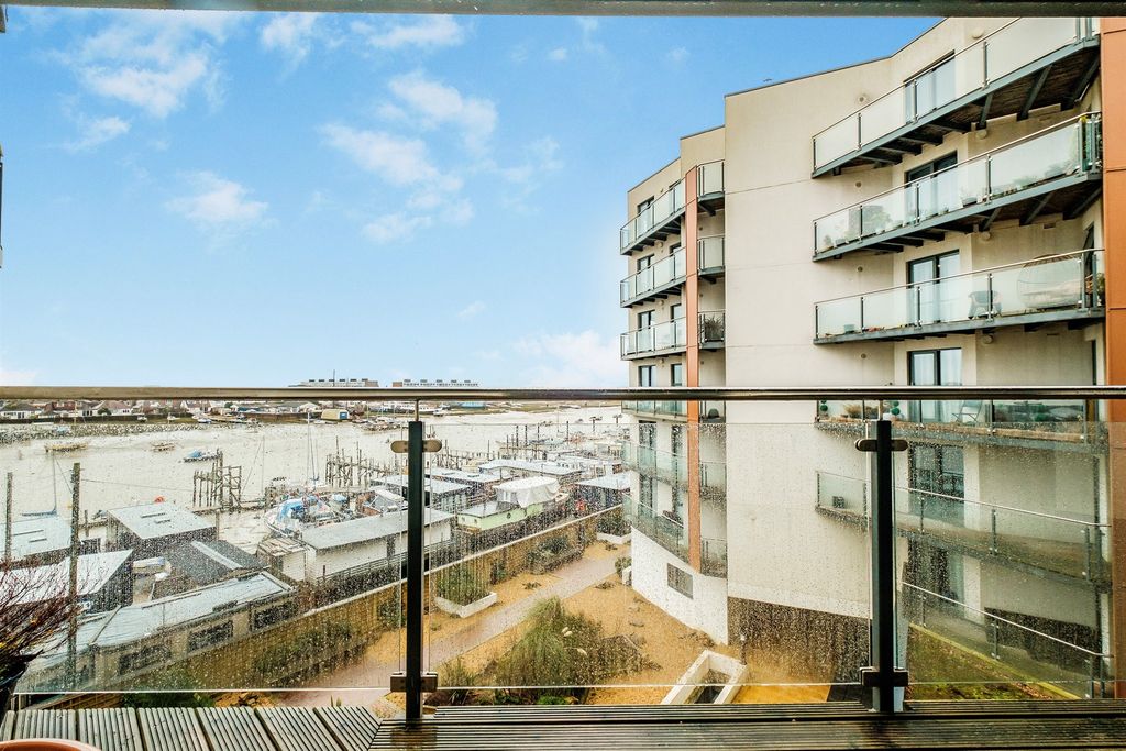 Property photo 2 of 20