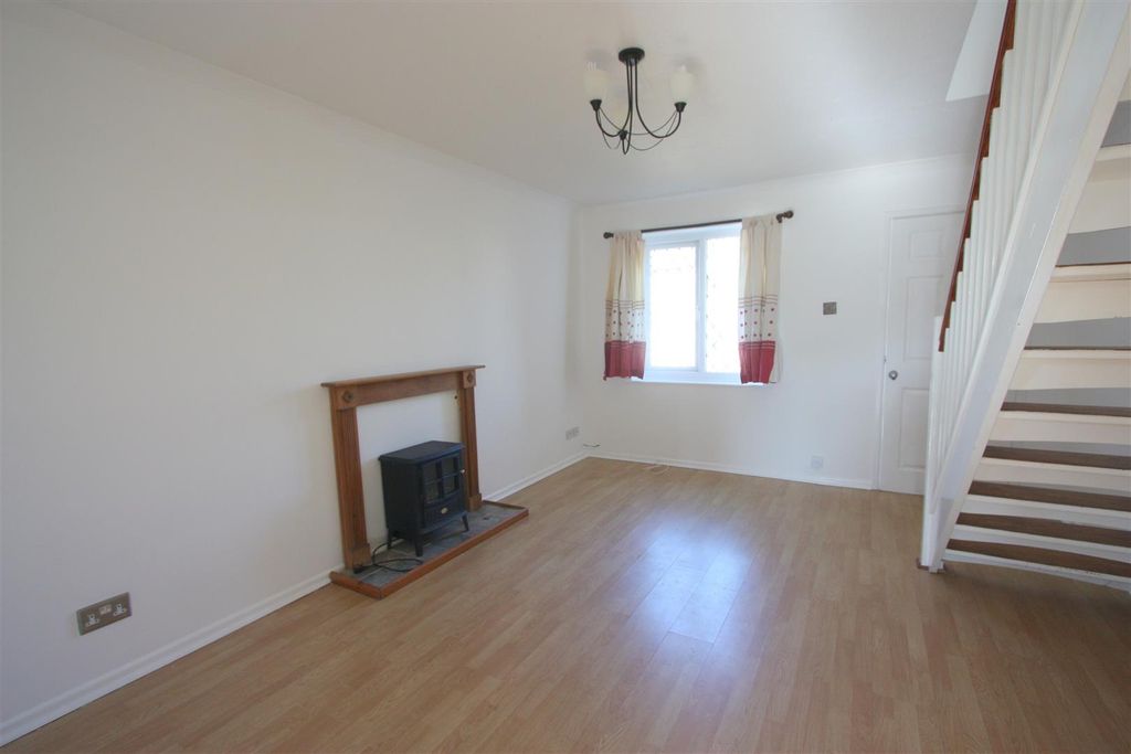 Property photo 2 of 7 2 Kingsley Court Lounge