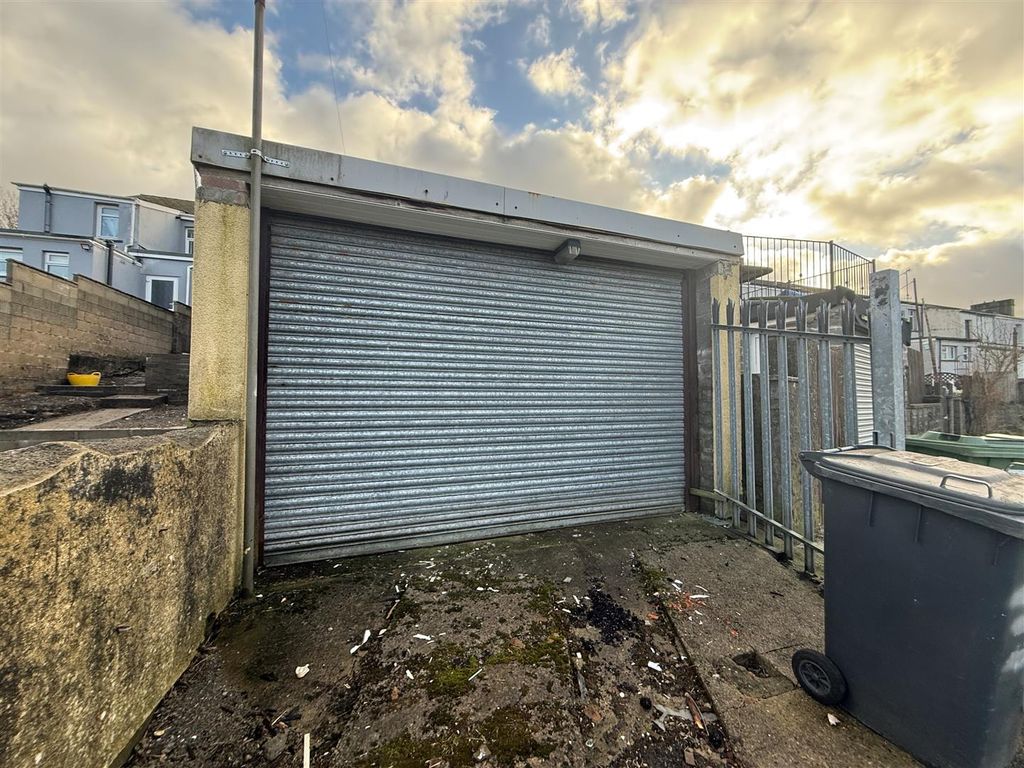 Property photo 2 of 23 Garage