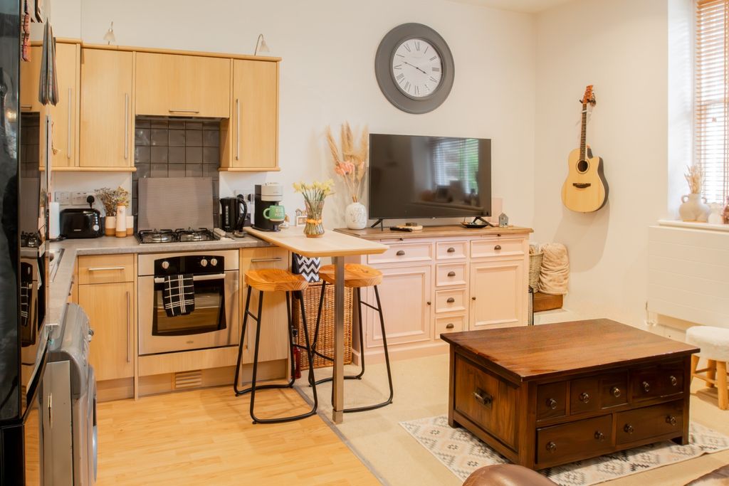 Property photo 2 of 10 Flat 11 Old Manor House Bodmin 01208 74182-40