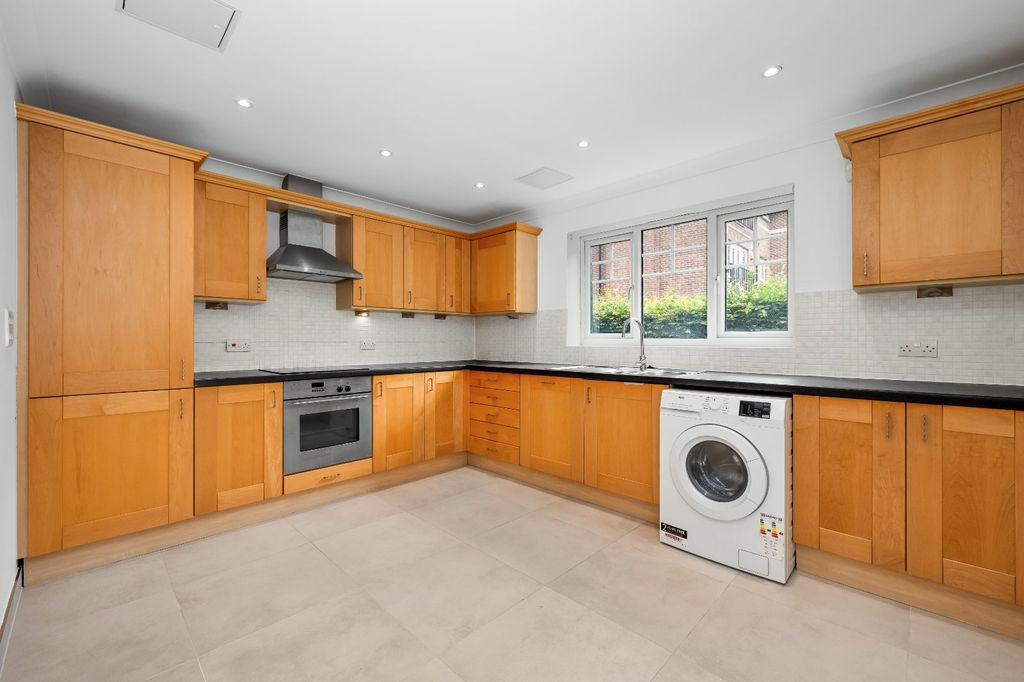 Property photo 3 of 11 Kitchen/Breakfast