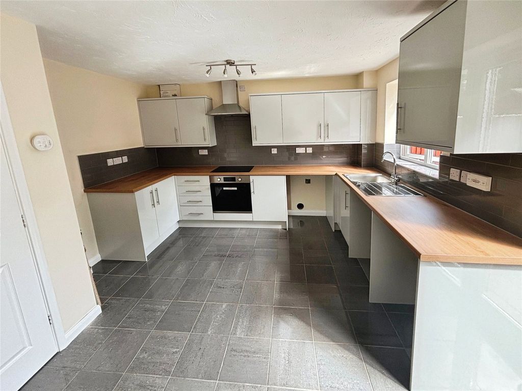 Property photo 3 of 11 Kitchen