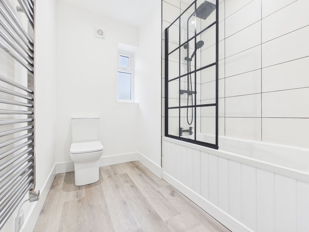 Property photo 3 of 10 Bathroom