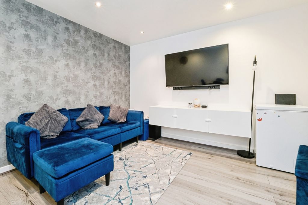 Property photo 3 of 18 Pbox-Img.Jpg