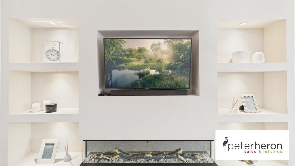 Property photo 3 of 32 Lounge