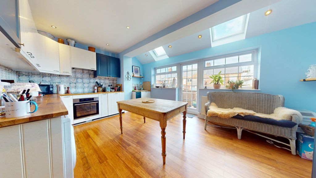 Property photo 3 of 16 4069393