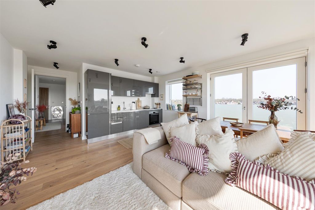 Property photo 3 of 28 Picture House Mews, E17