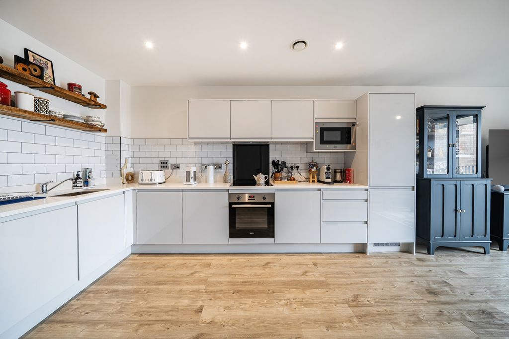 Property photo 3 of 20 1439114-12-69Cfb3...