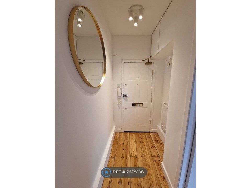 Property photo 2 of 9 Hallway