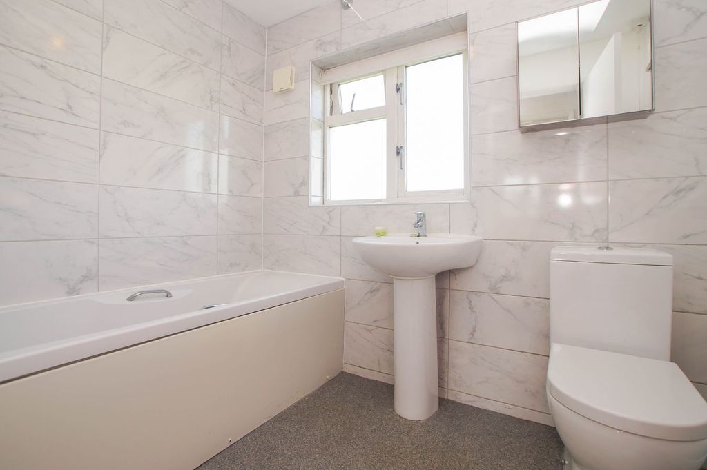 Property photo 3 of 17 Bathroom