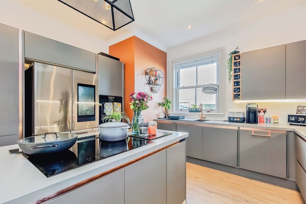 Property photo 2 of 20