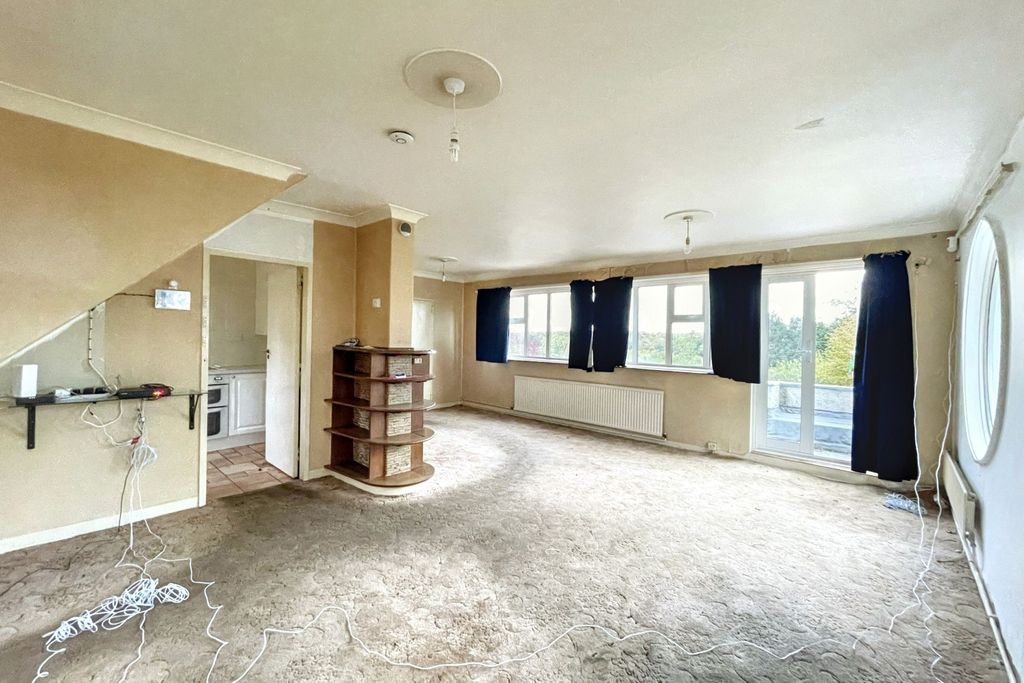 Property photo 3 of 31 79 Riddlesdown Road, Purley, Surrey, Cr8 1Dh