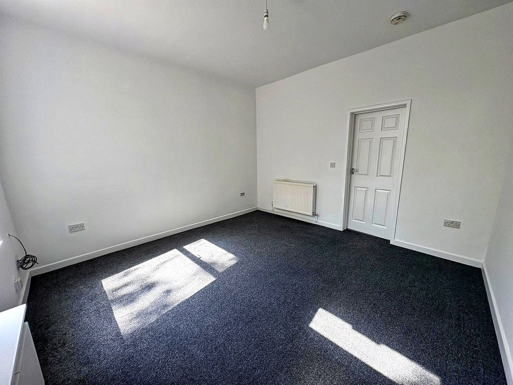 Property photo 3 of 11 Living Room
