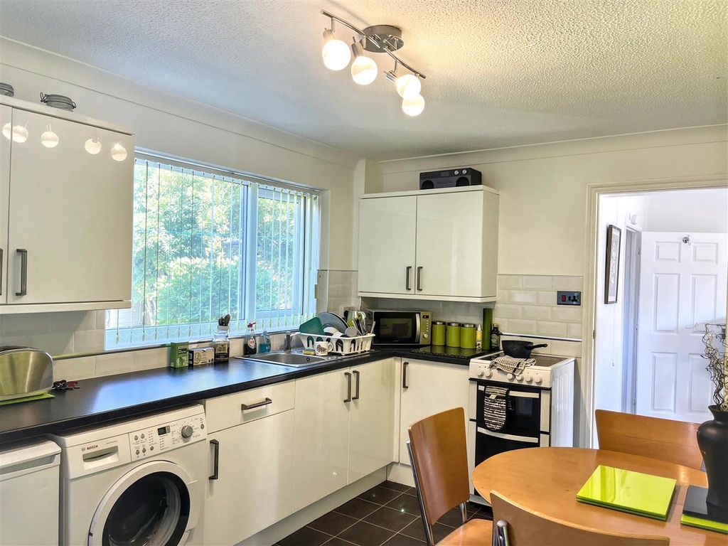 Property photo 3 of 8 20260706145200_20260706-Interior-12-Ugys6Xr9Zffew4