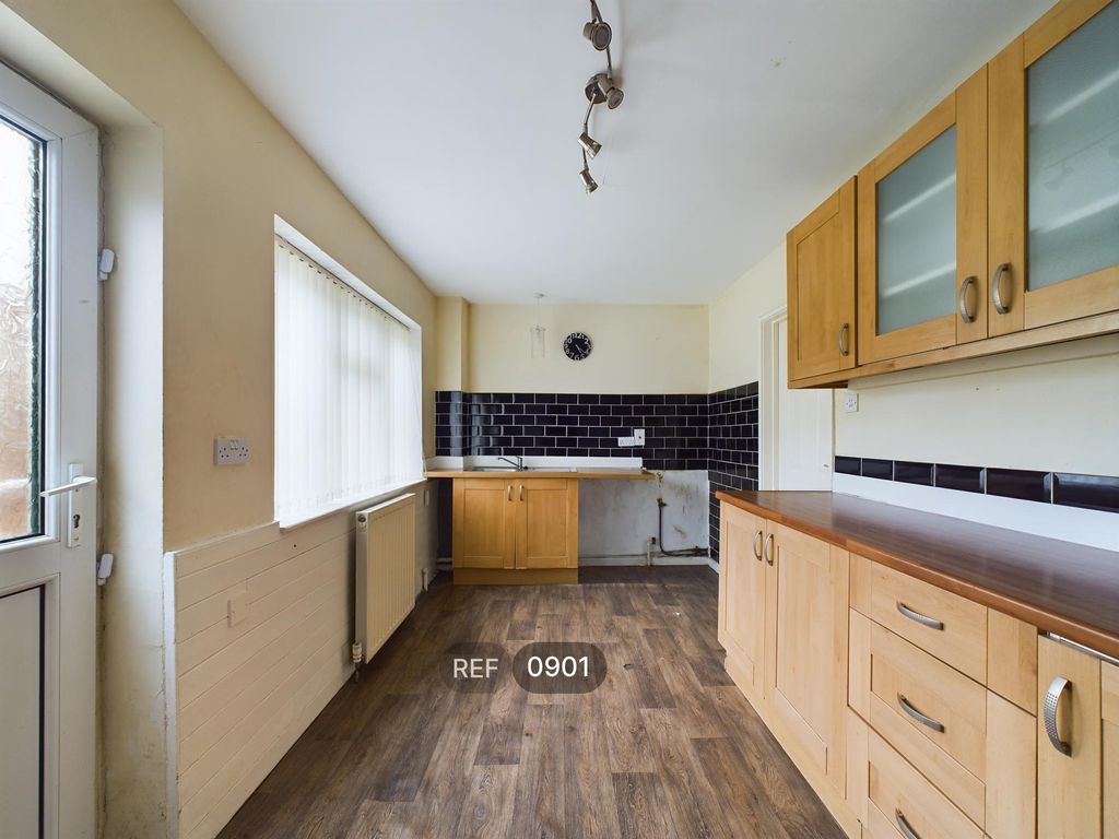 Property photo 3 of 12 Kitchen