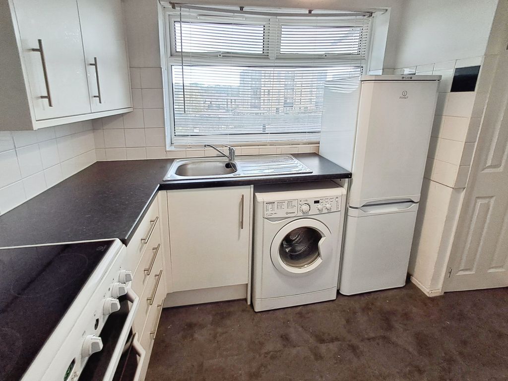 Property photo 3 of 10 Kitchen