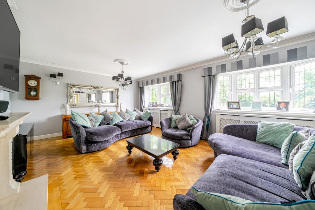 Property photo 2 of 24 1296872-23-682dc6...