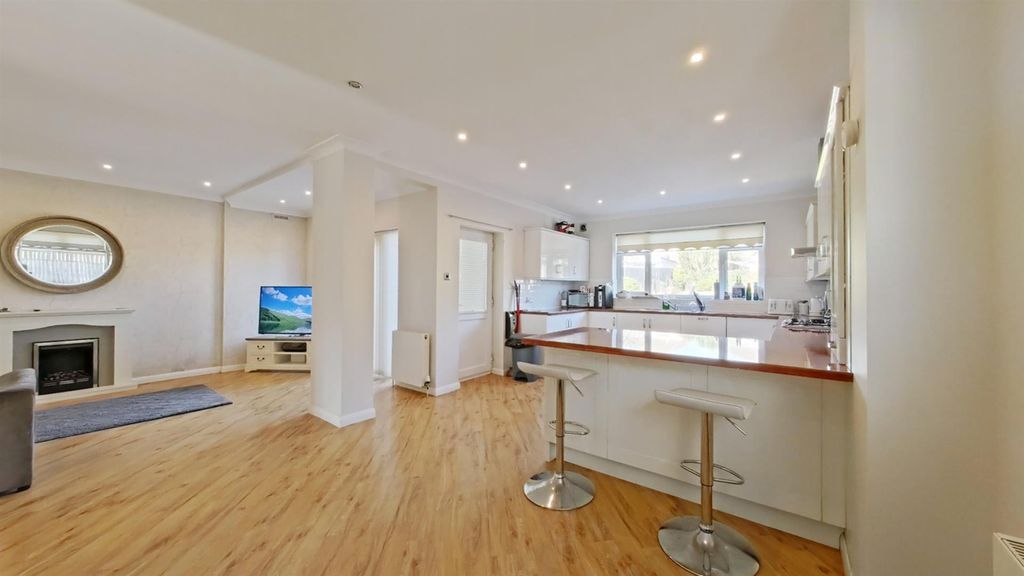 Property photo 3 of 15 Kitchen/Breakfast Room